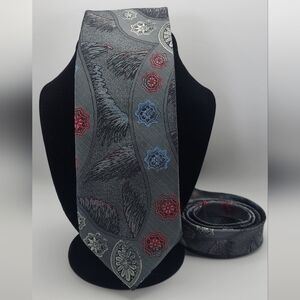 Oscar de la Renta Gray and Red Paisley Tie